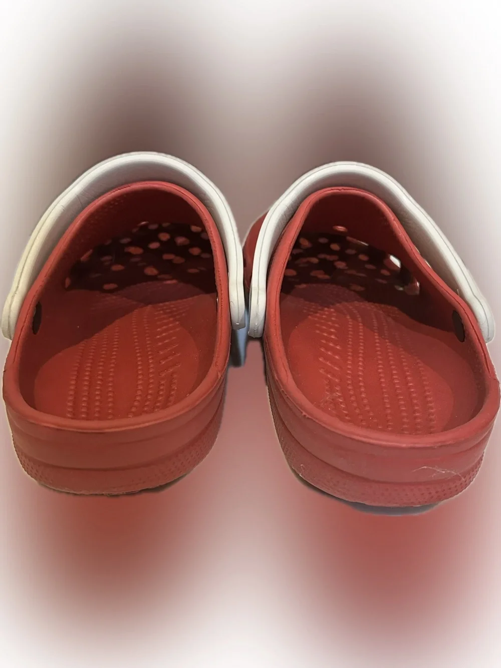 UNISEX RED WHITE CROCS XL M (10-11) W (12-14) SLIP ON SLIPPER POOL BEACH GARDEN